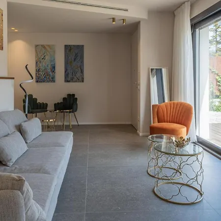 Marea 8, Emma Villa