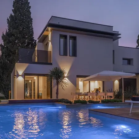 Marea 8, Emma Villa *