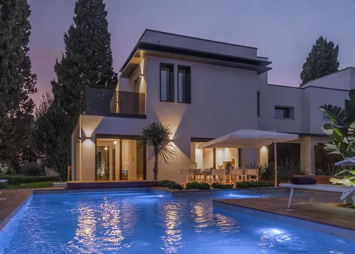 Marea 8, Emma Villa *